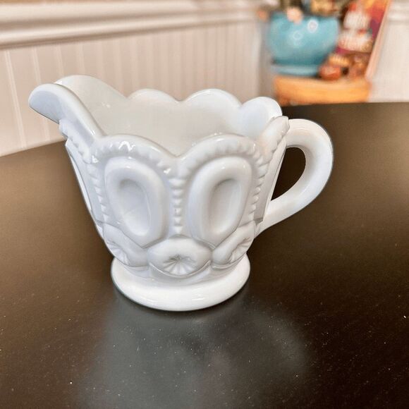 Vintage L.E. Smith Glass Moon and Stars Milk Glass Creamer - Picture 3 of 5